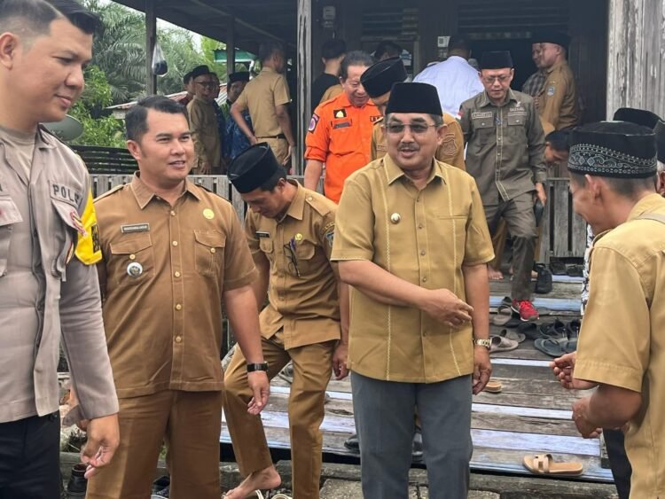 Bupati Anwar Sadat Salurkan Bantuan Korban Kebakaran di Desa Jati Mas