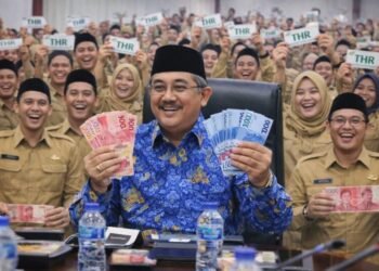Bupati Anwar Sadat bagikan THR PPPK Paruh Waktu