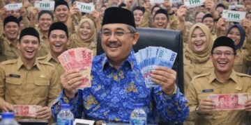 Bupati Anwar Sadat bagikan THR PPPK Paruh Waktu