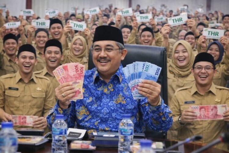 Bupati Anwar Sadat bagikan THR PPPK Paruh Waktu