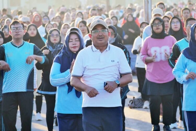 Bupati Tanjab Barat hadiri Semarak Senam dan Nobar Piala Dunia 2026 di Alun-alun Kota Kuala Tungkal